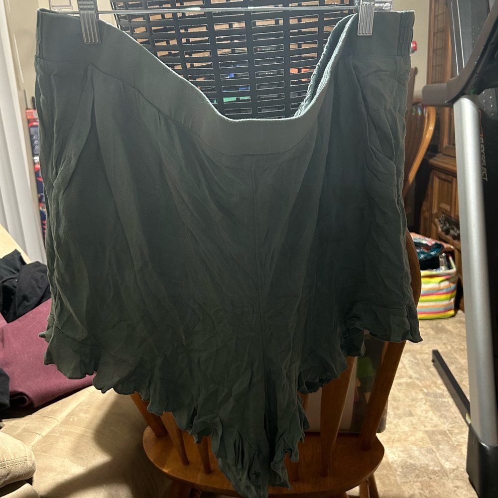 Torrid plus size 2 18 so green ruffle hem shorts